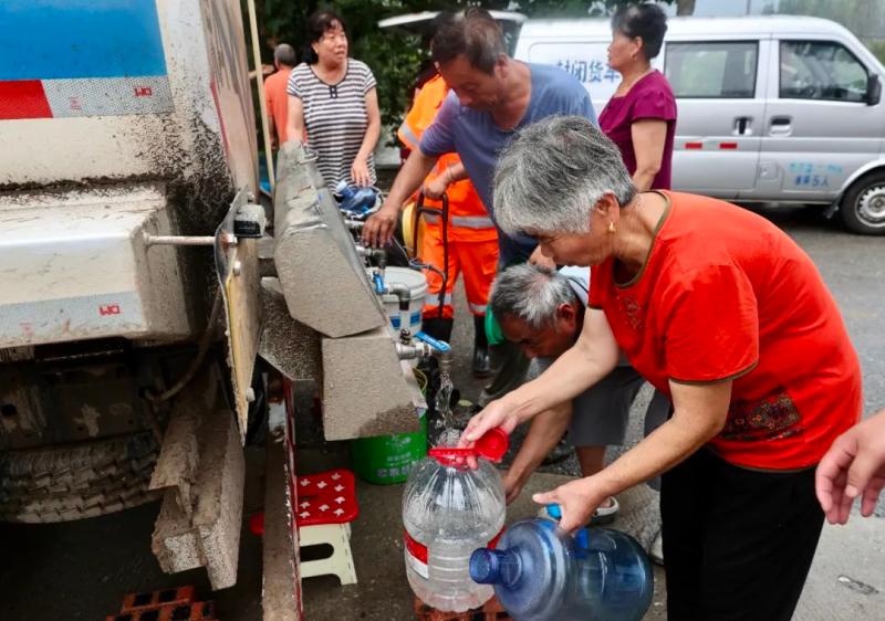 Expand! Do not drink beverages that have been submerged by floods, as they may cause food and flooding