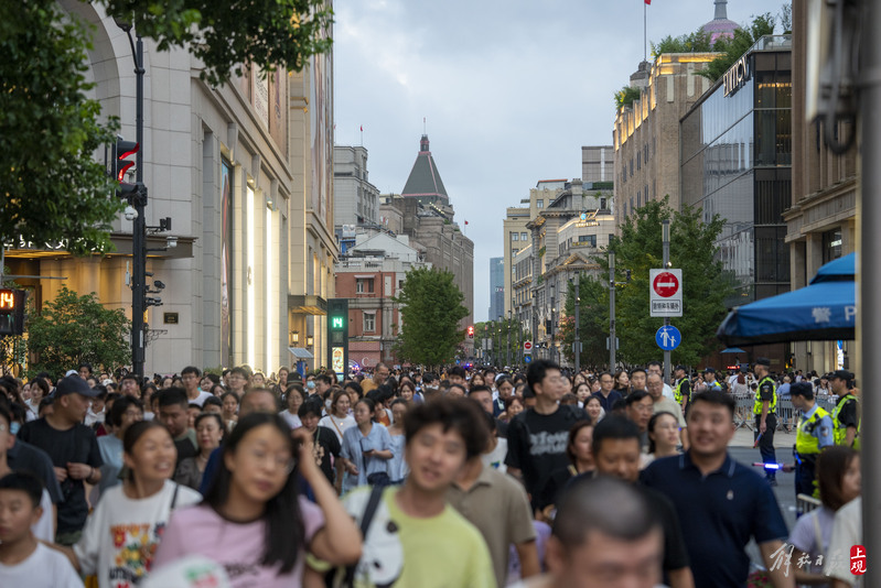 南京路步行街快被游客填满,上海热门景点人气节节攀升大客流