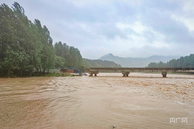 1 person rescued and 4 people lost contact. A car on the Jishan Bridge in Queshan, Henan was washed away by floods | Accident | Jishan