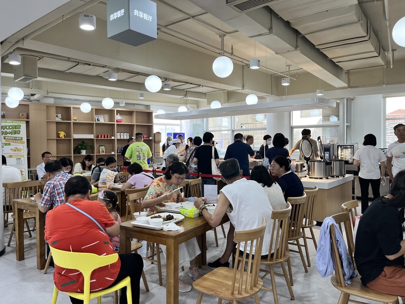 居民拿着搪瓷碗盆来排队,素菜2元…上海这个社区开了“小食堂”,红烧肉5元流动|社区|食堂