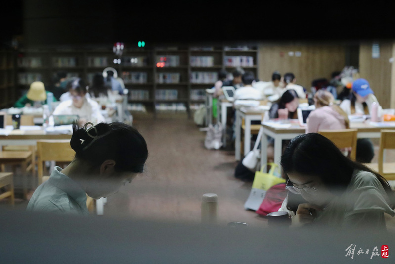 Urban study lights up a light for night readers, making full reservations for popular classical literature at night | Minhang District Library | Study