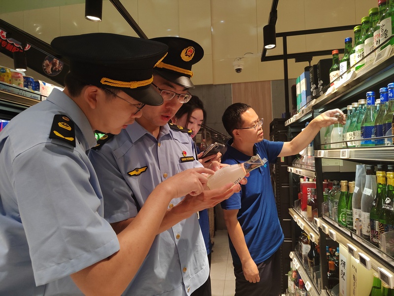 Multiple areas in Shanghai have suddenly inspected supermarkets and Japanese restaurants, and ten regions in Japan have also banned food. China has suspended the import of Japanese aquatic products for dining and food
