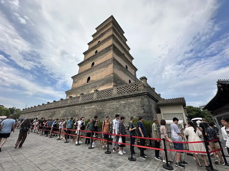 Xi'an's cultural and tourism industry does not rely on TFBOYS. The overnight audience of "Song of Everlasting Sorrow" is 7500 people, and the daily passenger flow of the Tang Dynasty Never Nights City is 300000. Huaqing Palace | Project | Tang Dynasty