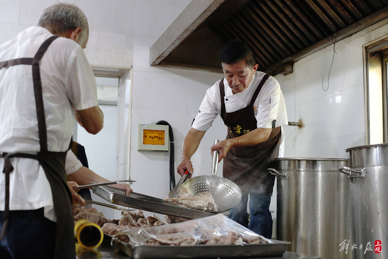 The inheritor of San Fu Tian, who is nearly seventy years old, has become embroiled in the battle with lamb, from "rotten lamb" to "hot lamb"