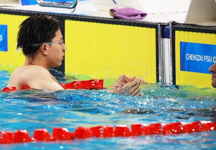 It's a tough competition and also a youthful friendship. "Frog King" Qin Haiyang shakes hands with foreign contestants to greet them at the moment of winning gold medals | Track | Winning Gold
