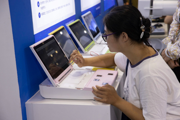 The "black technology" of universities in this year's Industrial Expo is eye-catching, including emotional simulation robots, massage robots, and psychological testing AI machines