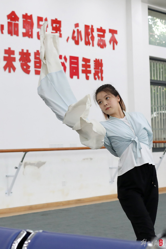 "That's the happiness of opera actors," said the young actor. "Every day there is progress, and during the dog days, the Yue Opera Theater | Shanghai | Actors