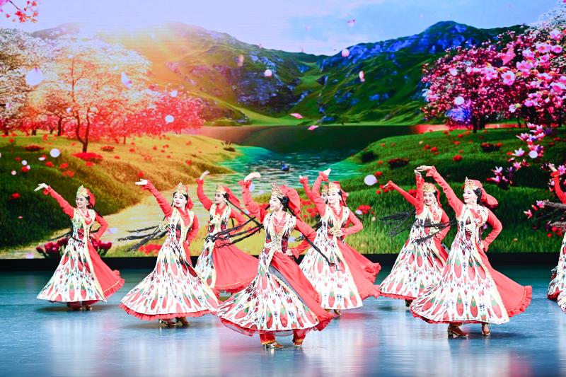 Displaying Colorful Silk Road Culture and Promoting Cultural Exchange and Mutual Learning - Observing Opera at the Xinjiang International Ethnic Dance Festival in China | Performers of the Dawn Song and Dance Troupe in Saratov Oblast, Russia | Dance Festival