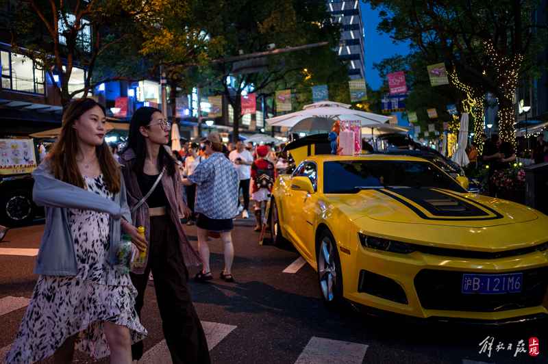 The popularity of the internet famous street with its own leisure consumption has doubled, and the University Road limited time pedestrian street is open for full moon brands | trunk | road