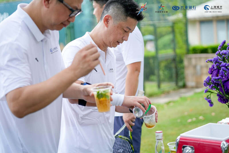 连这杯复刻的饮品都有五十多年历史,上海球友相约草地网球致敬百年温网英国|网球|温网