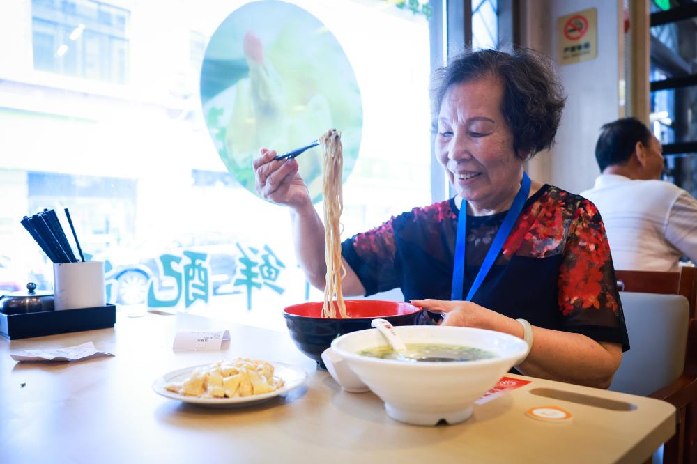 Elderly people holding this type of card can purchase it. Time honored restaurants have launched 60 "elderly assistance packages", including the "elderly assistance package" on Yunnan Road Food Street