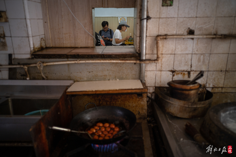 上海最后的弄堂厨房端出市民记忆中的味道,“这块牌子还值点铜钿…可惜了”厨房|居民|弄堂