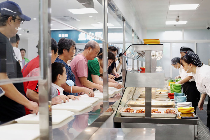 Every day, the old community cafeteria in Shanghai is revitalized and opened with a total of 500 types of dishes