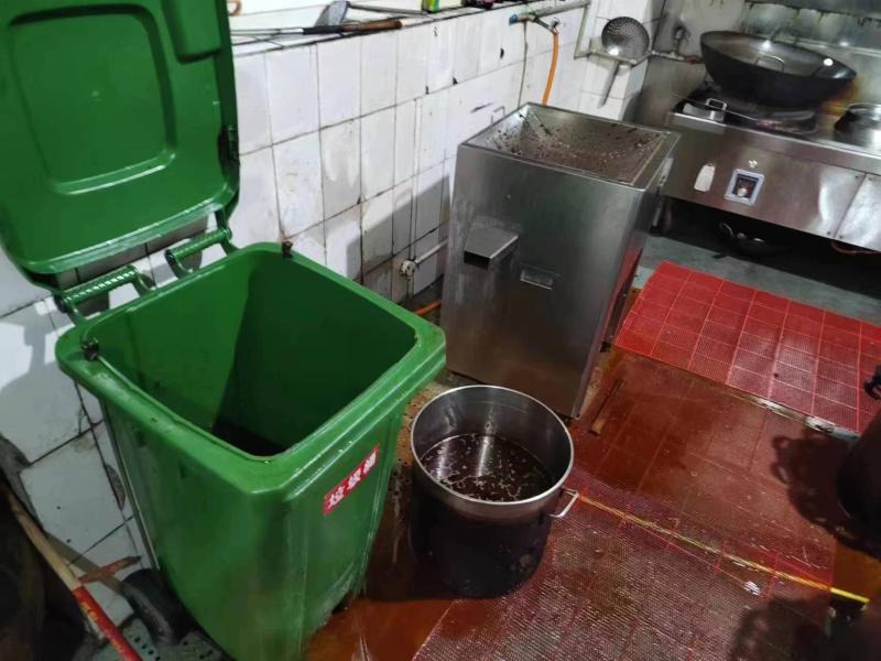 Six people detained by law, over 200 kilograms of "saliva oil" were seized at a popular rabbit hot pot restaurant in Chengdu