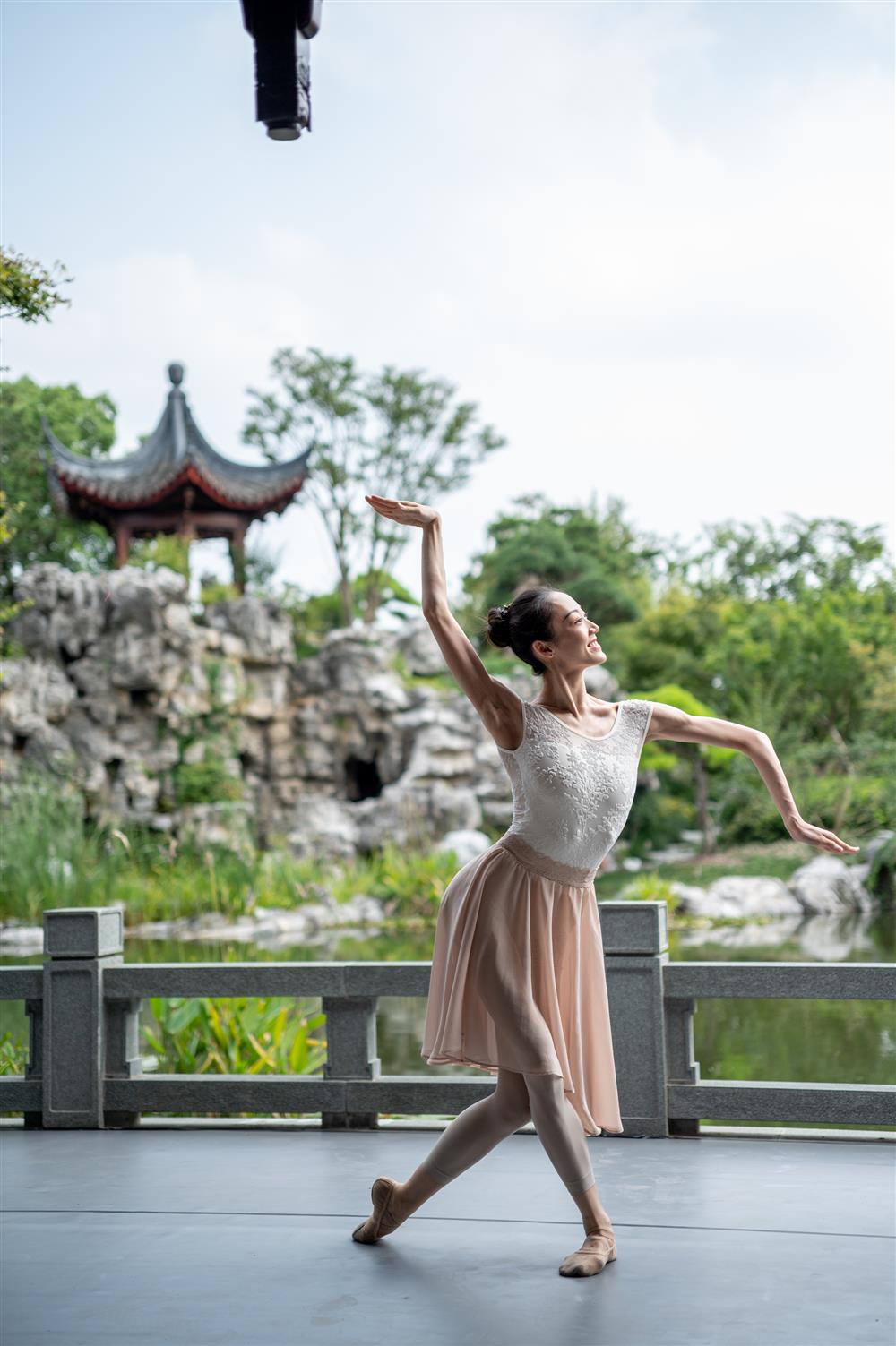 The original dance drama "Nine Years of Yonghe" unveils a corner of the veil between the pavilions and towers in Shenyuan, waving hair on the fan and dancing in the garden. Dance Drama | Nine Years of Yonghe