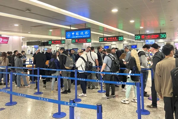 外国夫妻重回上海度蜜月！浦东机场口岸出入境人员数据创4年新高,时隔十年