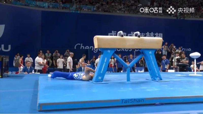 Zhang Boheng took the initiative to comfort and showcase the demeanor of the host athlete, while Japanese player Daiichi Hashimoto withdrew from the Hashimoto event midway on head contact