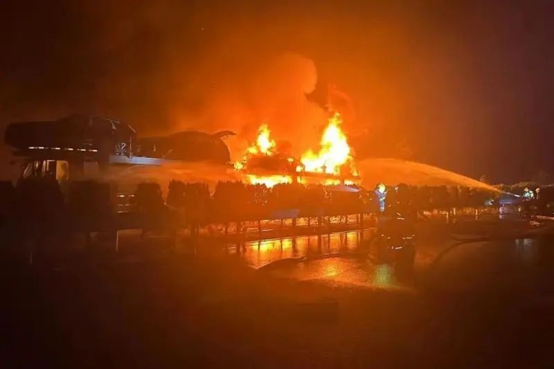 A sudden fire broke out on the trailer highway from Guangzhou to Chongqing! 6 Audi cars burned down | Rescue | Audi cars