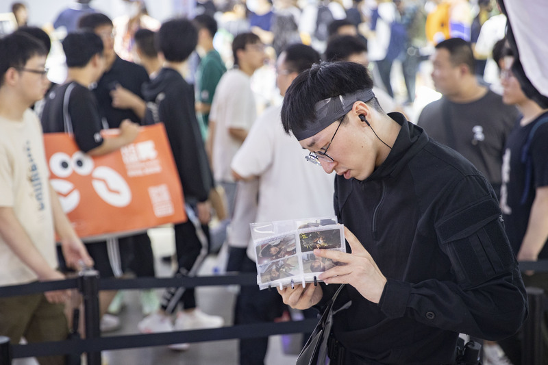 Someone came specifically to ask for her signature, and on Chinajoy, they ran into a beautiful doctor named Zhang Xinyu who was rescuing people. | Card | Saving People