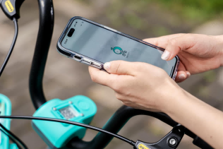 A new type of shared bicycle "split lock" mobile phone has appeared in Shanghai, making it more convenient to close the lock through the gap | bicycles | mobile phones