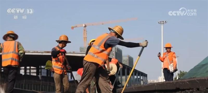 Personnel responsible for maintaining steel rails at their posts under high temperatures to ensure railway safety and smoothness