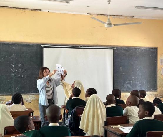 Bring back full of emotion! Pudong mathematics teachers have sent open classes to Tanzania and sent teaching aids and Chinese knots for teaching | Teachers | Chinese knots