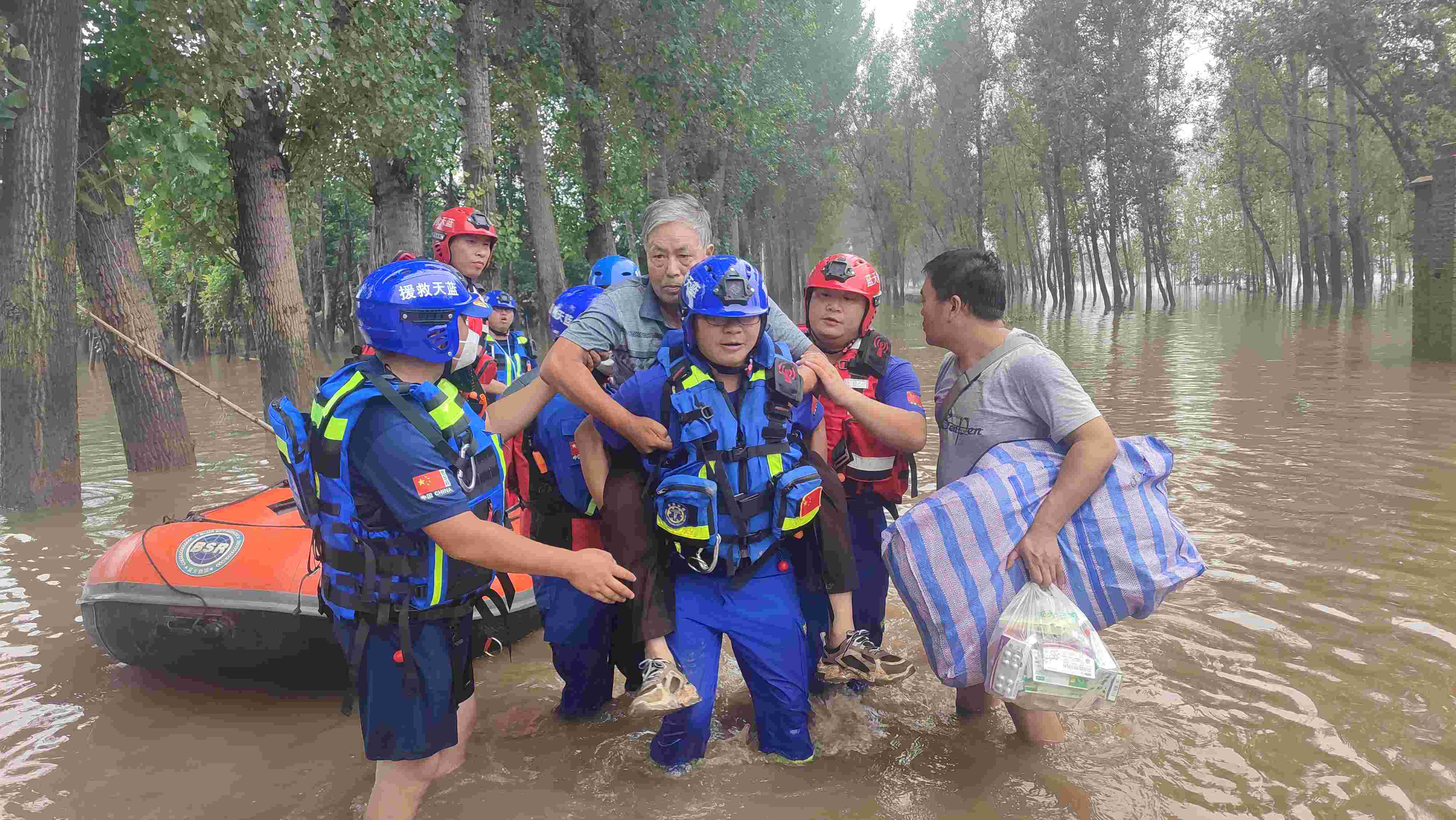 Together in the same boat-the Party Central Committee with Comrade Xi Jinping as the core is strong and powerful in directing Hebei flood control and flood relief across the province | the masses | the Party Central Committee