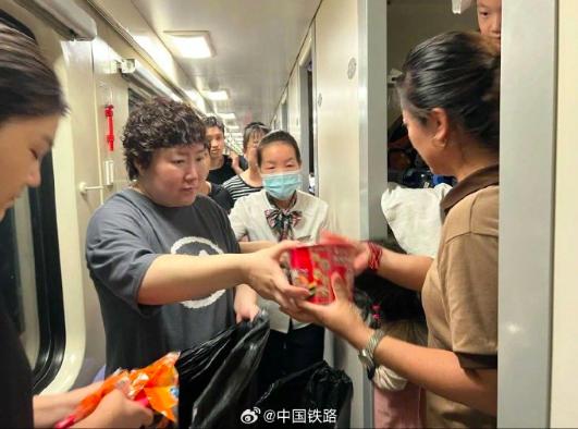 More than 1800 stranded passengers transferred! Some train rescue materials have been changed to air drop, and many trains have been blocked by the rainstorm Beijing Railway Bureau | K1178 | passengers