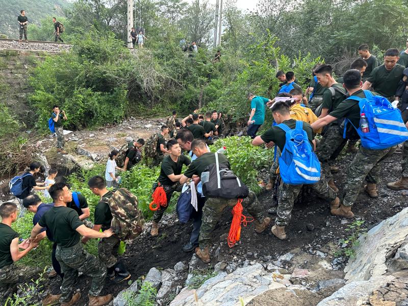 "Let's Go Home" - The last batch of stranded passengers on the Beijing Fengsha Railway were transported and heard of, "Traveling to Beijing | Xie Han | Mentougou District | Passengers"