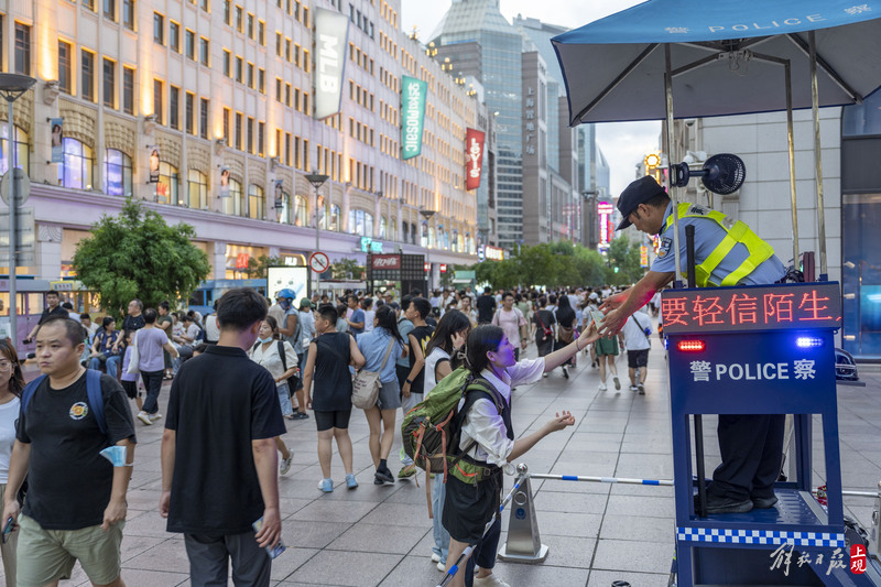 南京路步行街快被游客填满,上海热门景点人气节节攀升大客流