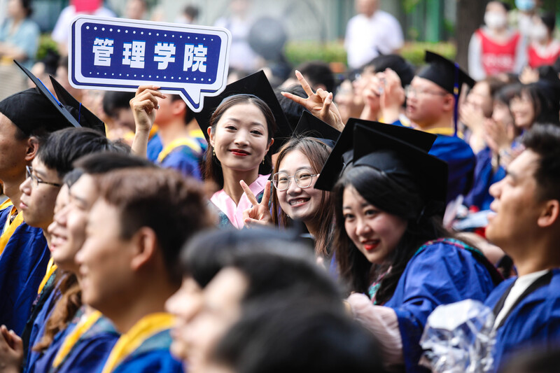 What heartwarming moments are there?, Take graduation photos and intangible cultural heritage Paper Cuttings to reproduce the beautiful scenery of the campus... this graduation season ceremony | graduates | campus