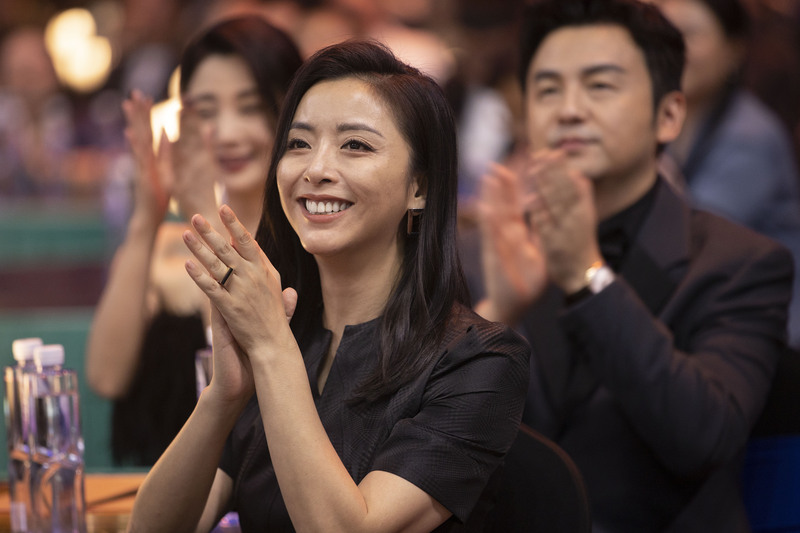 TV dramas such as "In the World" and "The County Party Committee Courtyard" shine with magnolia, and Lei Jiayin proves her "big head" with her strength. Lei Jiayin | The female lead | In the world