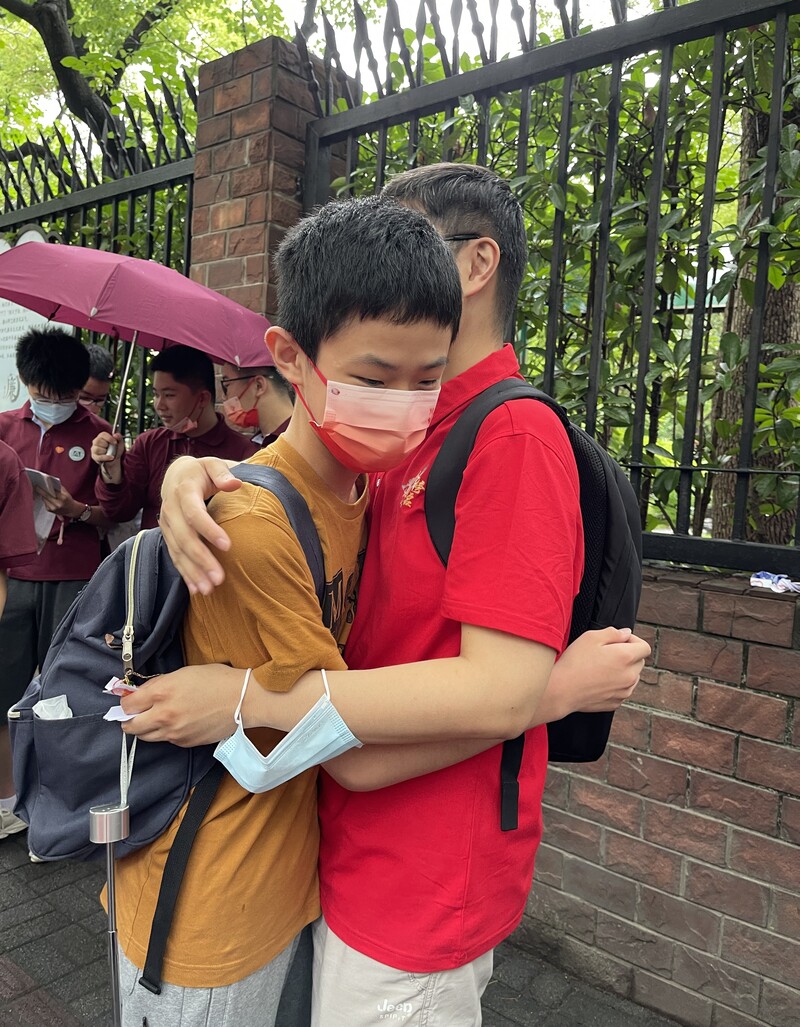 Shanghai students welcome the first day of the high school entrance examination: Strive hard and take advantage of the present. During their four years of junior high school, they have studied online three times | students | students