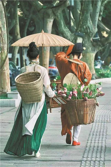 连母校都来点赞了,西湖边“卖花姑娘”走红中国美术学院|姑娘|卖花