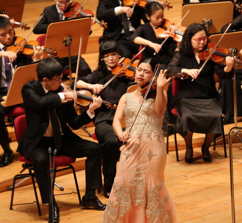 “00后”小提琴新秀吉本梨乃亮相夏季音乐节：上海帮助我实现了梦想指挥家|上海|音乐节