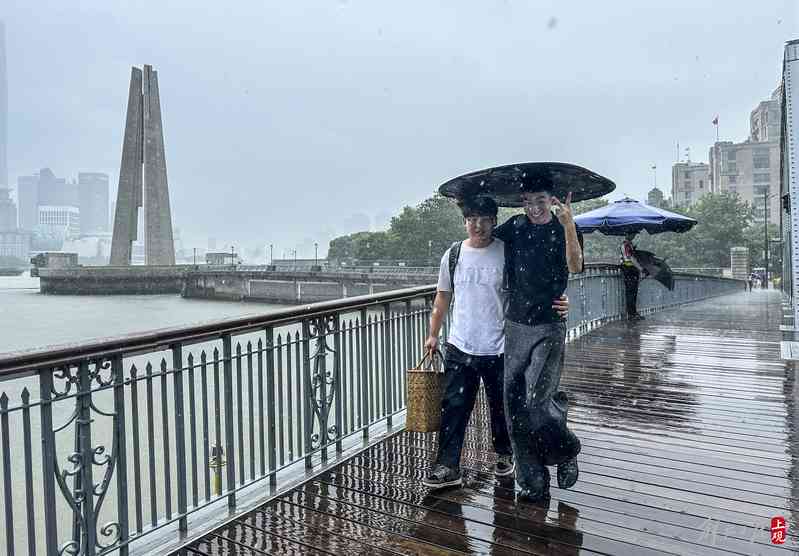 申城遭遇短时大暴雨,风雨雷电齐聚暴雨