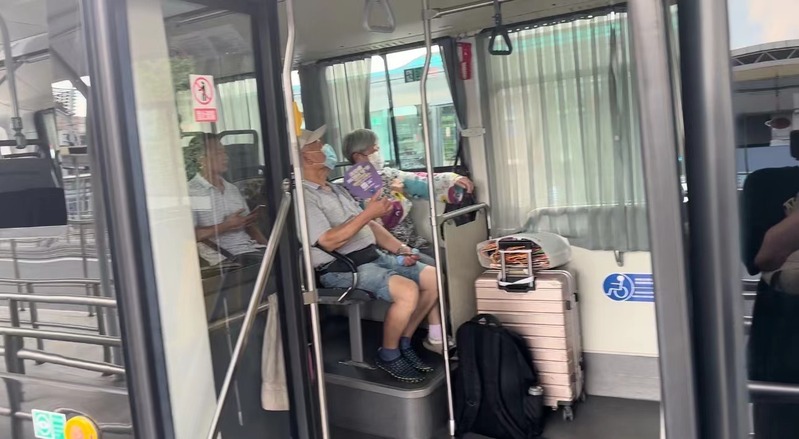 Passengers claim to be in a "sauna"! How can the waiting experience be ignored?, The temperature of the air-conditioned bus carriage at the departure station is high. Air conditioning | Reporter | Temperature