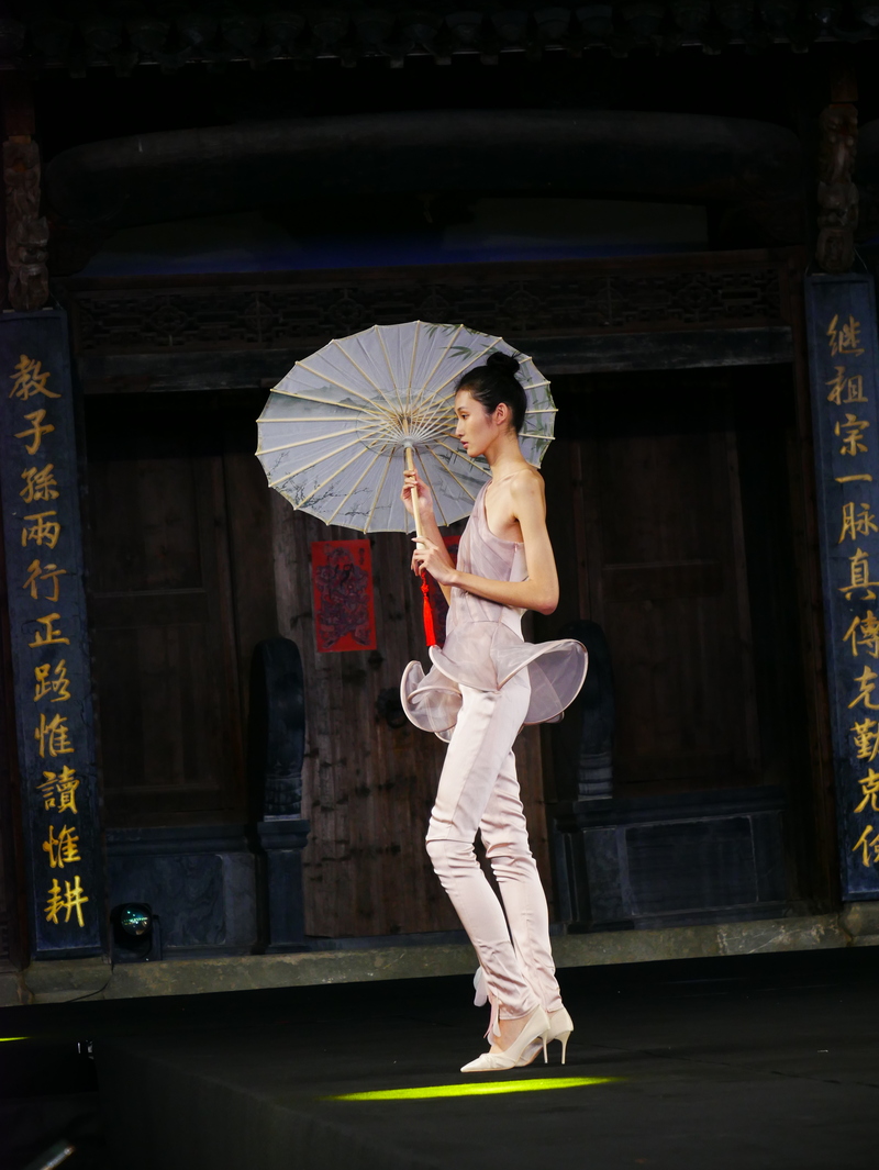 The graduation show of Sino French Joint College was invited to Shanghai center again, and the 500 year old house at the foot of Mount Huangshan Mountain turned into an international fashion show flower overnight | pattern | show
