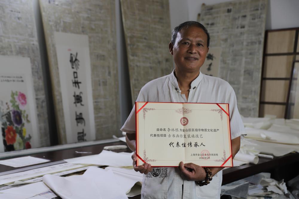Splicing a pile of "shredded paper" into ancient calligraphy and paintings worth billions of yuan? Shanghai Suburban Old Craftsman Addicted to "Paper Surgery" for Over 40 Years Li Lingen | Calligraphy and Painting | Craftsman