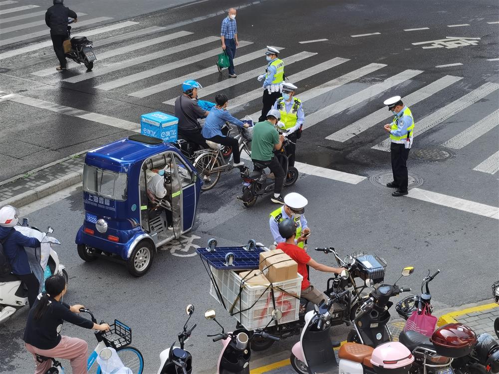 It has been over a year since the implementation of electronic license plates that specialize in driving against traffic and running lights: Why are electric delivery trucks still rampaging on the streets of Shanghai? Delivery | Transportation | Running Lights