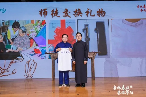 "Lu's Acupuncture" has been officially inherited in this community in Changning: Shanghai's famous Chinese medicine doctor Wu Yaochi accepted Shi Xiangdong as his disciple