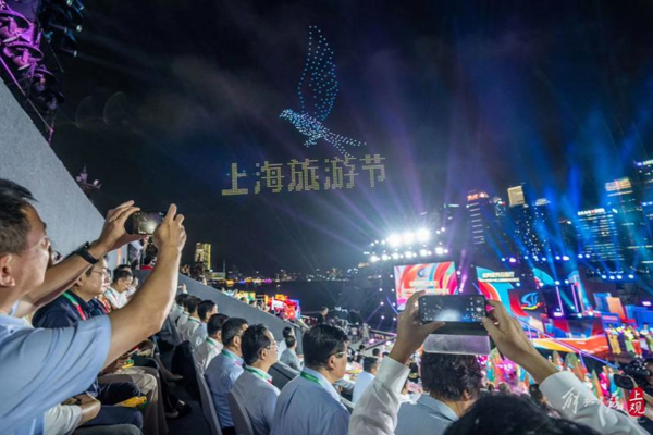 The 34th Shanghai Tourism Festival kicked off tonight, illuminating the world's reception hall