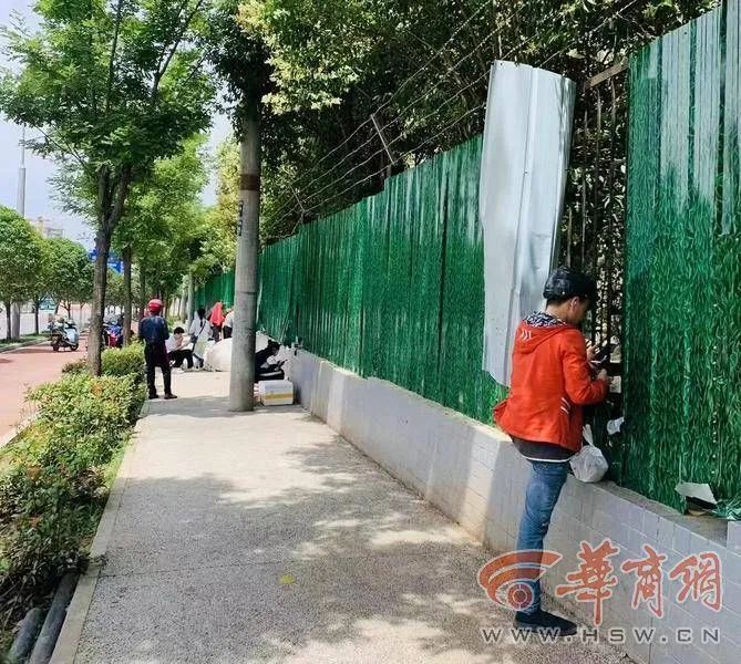 Is the university campus completely enclosed? The parents were shocked, Iron sheet+wire mesh fence for school | children | university campus