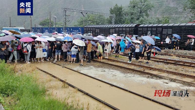 现场深镜头｜从落坡岭回家的路旅客|徒步|镜头