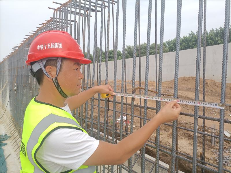 Approaching the "most beautiful" workers on the construction front line, spending a whole day under high temperatures. Construction site | project | laborers