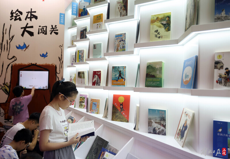 Experience the Most Beautiful Bookshelf... Encounter the Book Fragrance at Chen Bochui Children's Bookstore, Experience AI Intelligent Painting | Creativity | Bookshelf