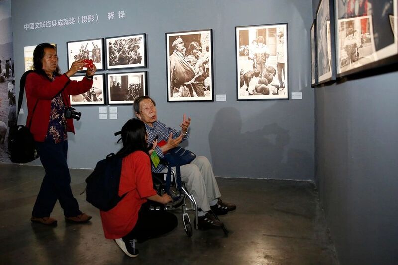 张崇岫、蒋铎两位老摄影家获“中国文联终身成就奖”摄影|蒋铎|两位