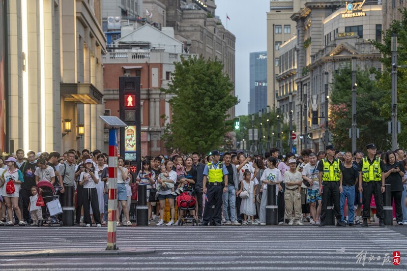 南京路步行街快被游客填满,上海热门景点人气节节攀升大客流