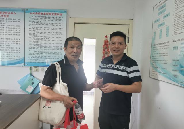 The kind-hearted people on this street in Jinshan District have donated funds to the disaster stricken areas in the north one after another. The natural disaster has no lovers, but the people have compassion | the elderly | love