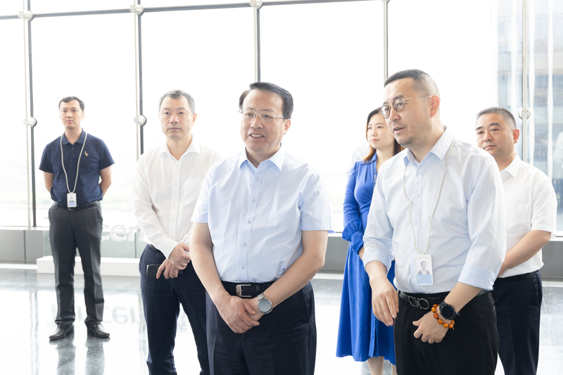 Supporting enterprises to seize opportunities, expand markets, and win the future on the new track, Mayor Gong Zheng conducted research on Shanghai's online new economy enterprises. Gong Zheng | Municipal Party Committee | Enterprises